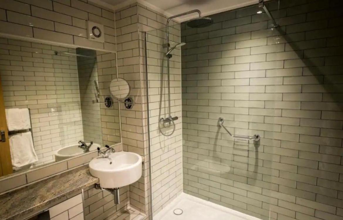 The New Hobbit Hotel Rooms Halifax Extérieur photo