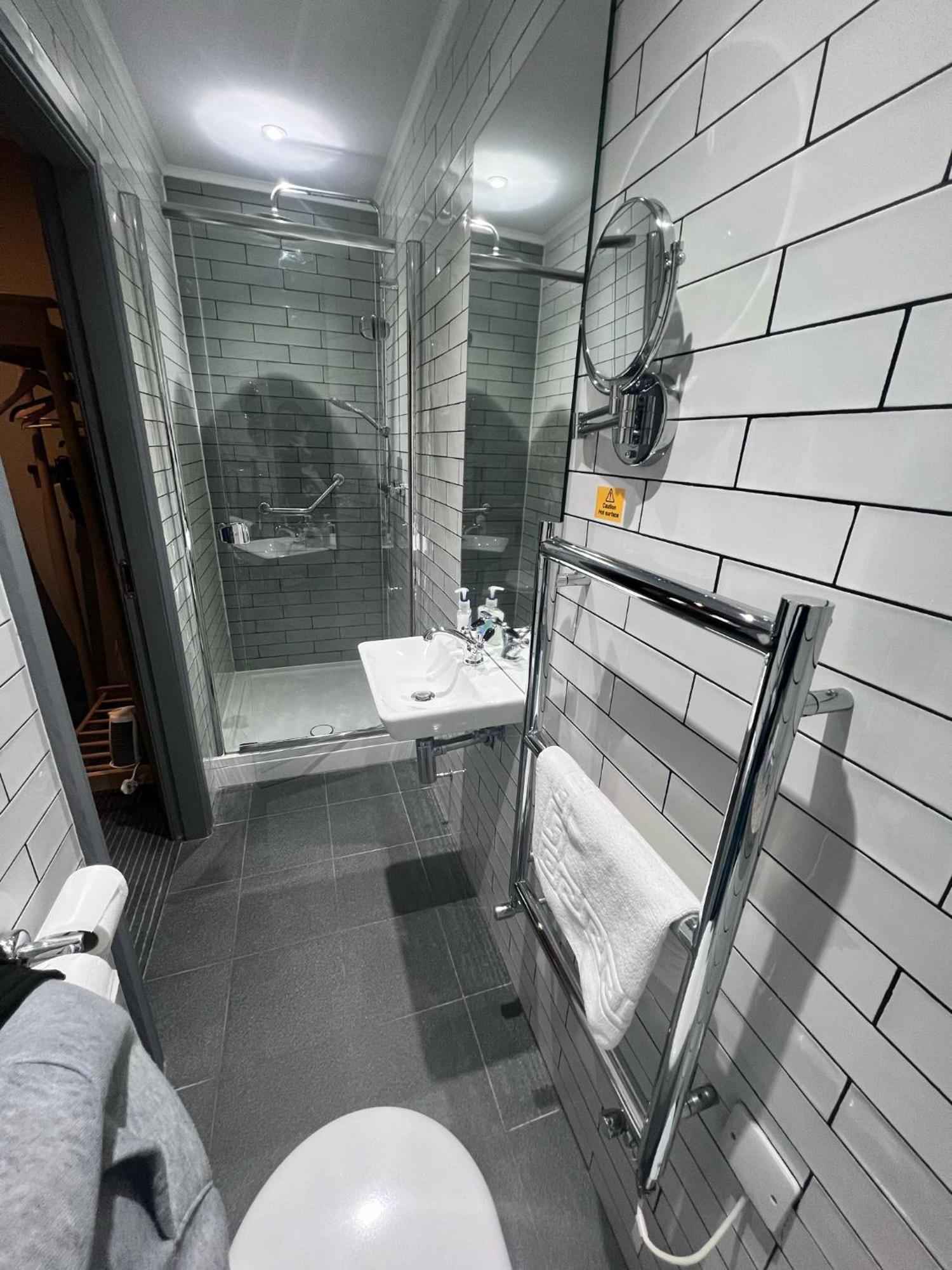 The New Hobbit Hotel Rooms Halifax Extérieur photo